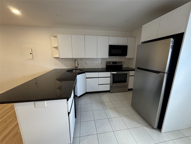 Building Photo - 2572 Merrick Rd