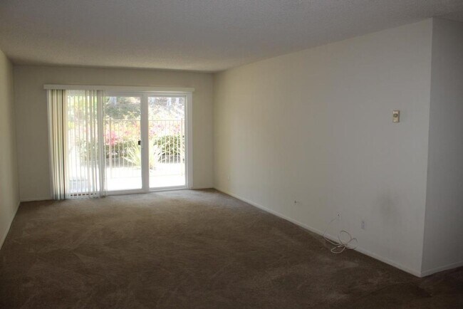 Building Photo - 1 Bed/1Bath Condo in Carlsbad!! ~Hosp Way ...