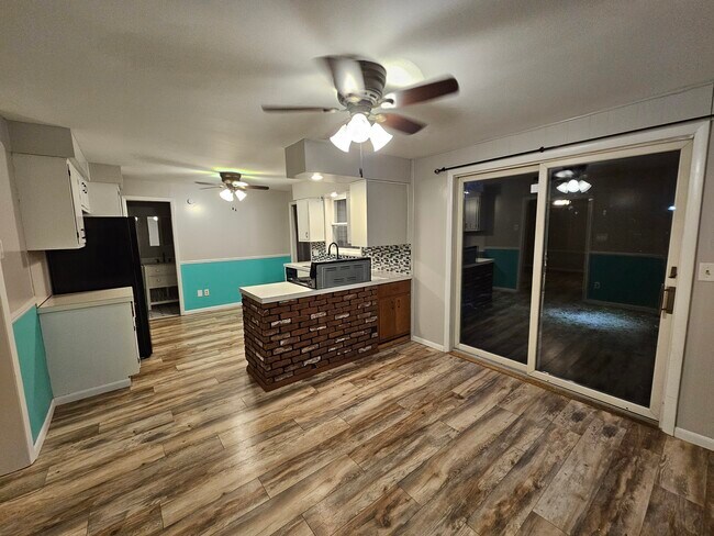 Foto del edificio - 410 W Bond St