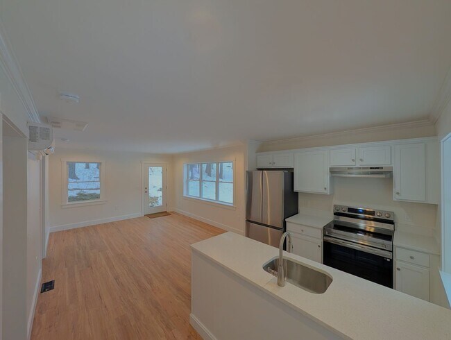 Foto del edificio - 125A Tamarack Rd