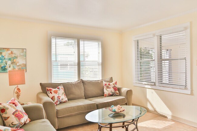Foto del edificio - Charming Beach-Front 4bd Home