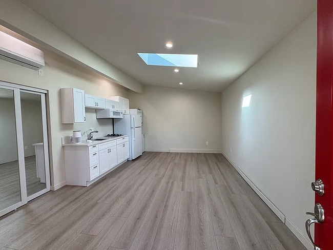 Foto del edificio - 22438 Califa St