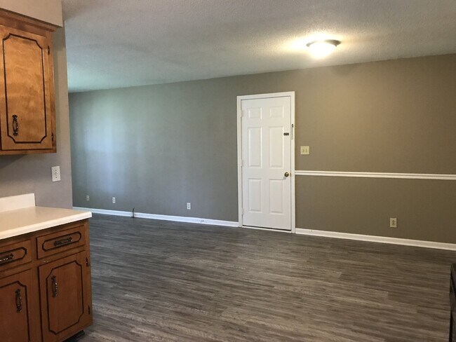 Building Photo - "Charming 3-Bedroom, 2-Bath Home with 1300...