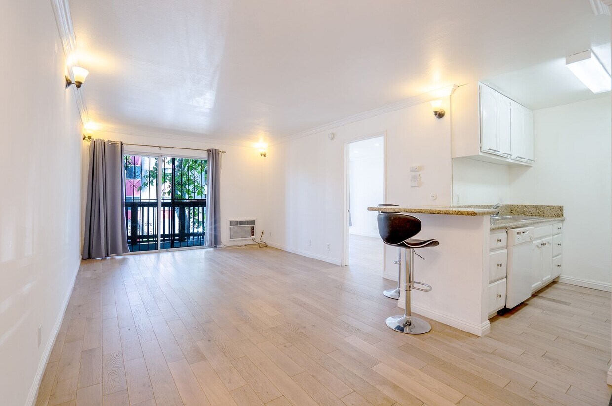 Foto principal - 1 Bedroom / 1 Bathroom Rear Condo Unit