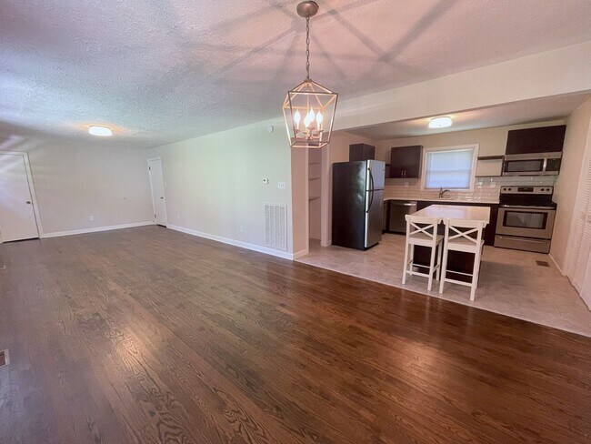 Building Photo - Stylishly Renovated & Prime Location!