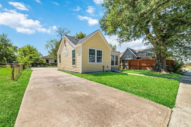 Building Photo - 4524 Sharon St