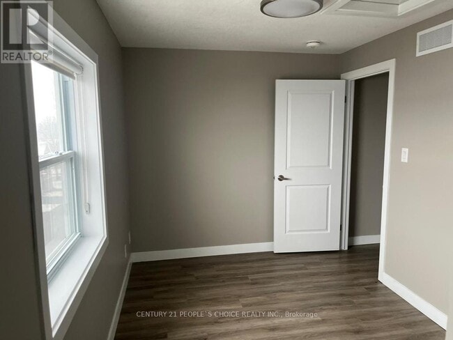 Photo du bâtiment - 439-439 Athlone Ave