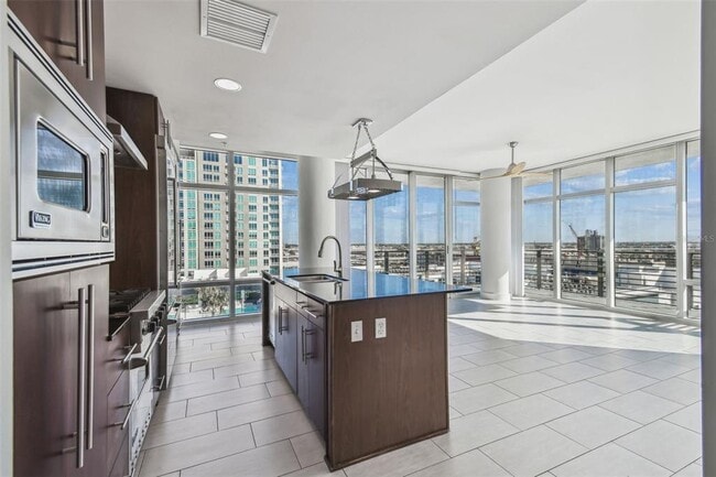 Foto del edificio - 1208 E Kennedy Blvd