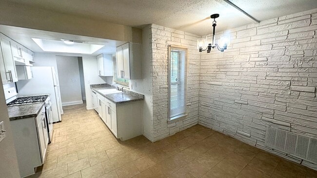 Building Photo - 3 Carriage Hill Cir