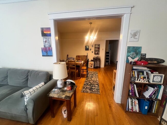 Building Photo - Lovely and Very Large Ravenswood Manor 1 BR