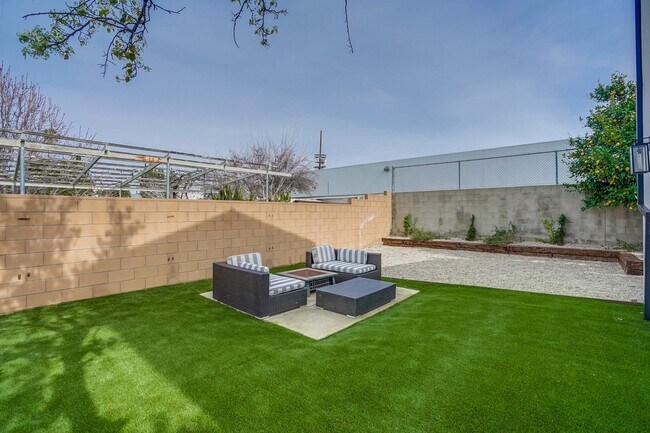 Building Photo - 7802 Owensmouth Ave