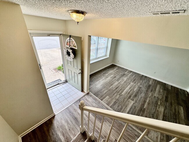 Foto del edificio - READY NOW!! Fenced Patio - Pet Friendly - Over 1,500 Square Feet!!
