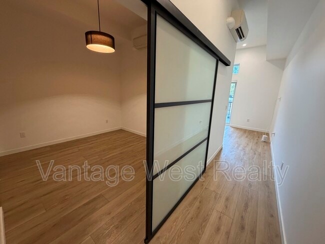 Building Photo - 660-660 Cawston Ave