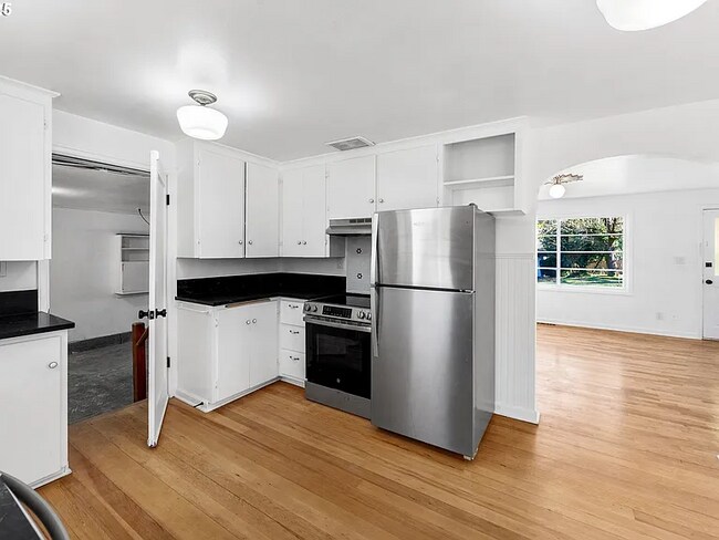Foto del edificio - 5825 SW Lombard Ave