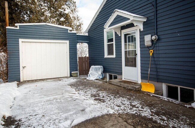 Foto del edificio - $3,000 - 4 bed / 2 bath Centrally Located Single Family Home in Missoula