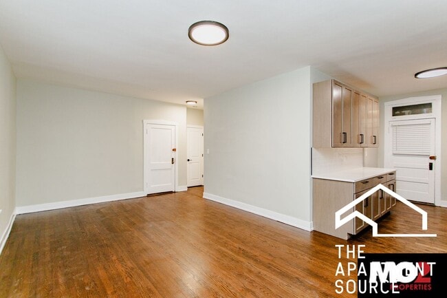 Building Photo - 2148 W Berteau Ave