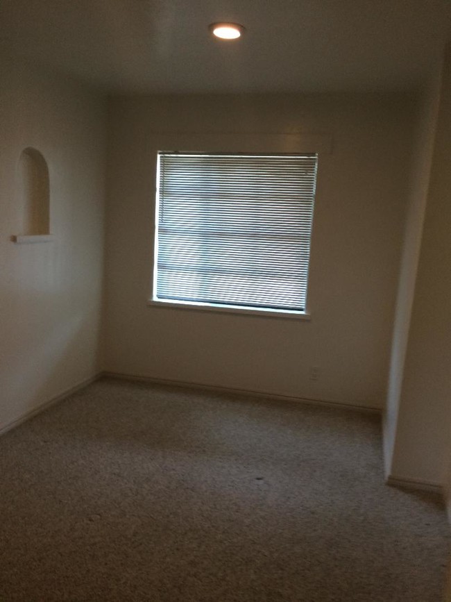 Building Photo - 10504 San Pablo Ave