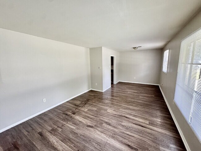 Foto del edificio - 3224 Aden St