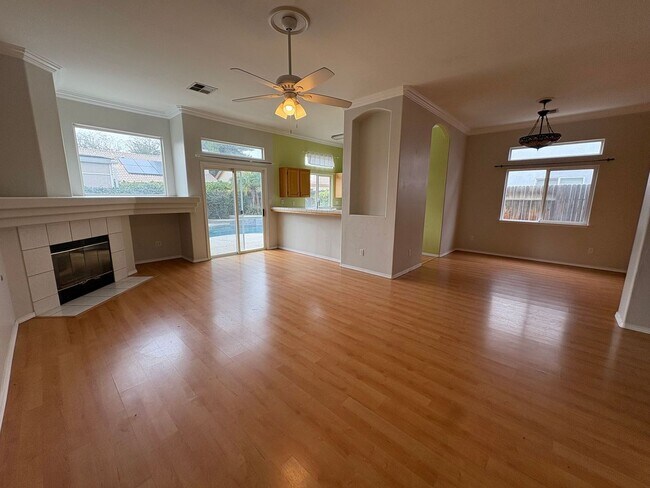 Foto del edificio - Move-In Ready 3 Bedroom + Office Home with Pool & Waterfall in Southwest Bakersfield