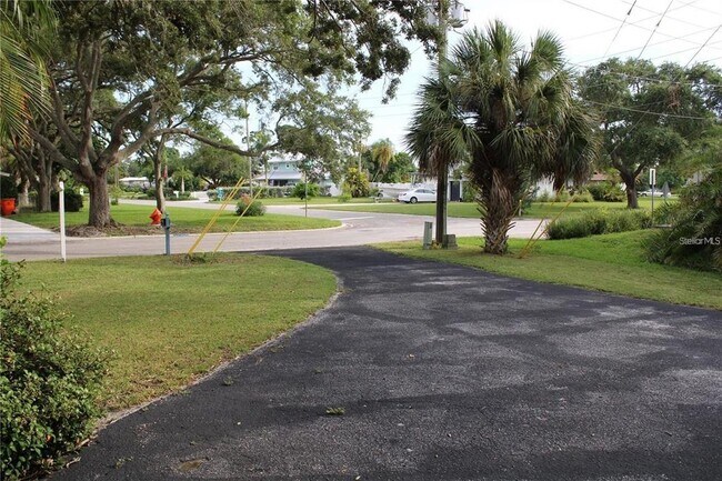 Foto del edificio - 5828 Oakhurst Dr