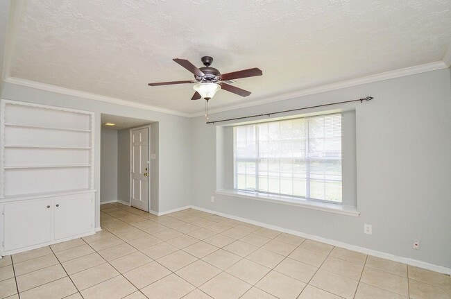 Foto del edificio - 8311 Springtime Ln