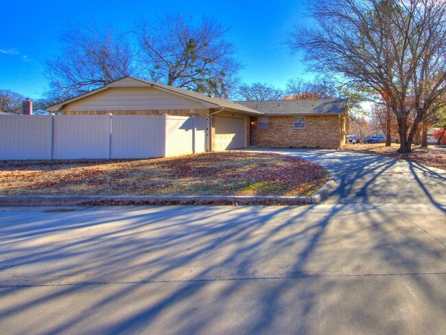Foto del edificio - 3 Bed 2 Bath 2 Car Garage in Shawnee!