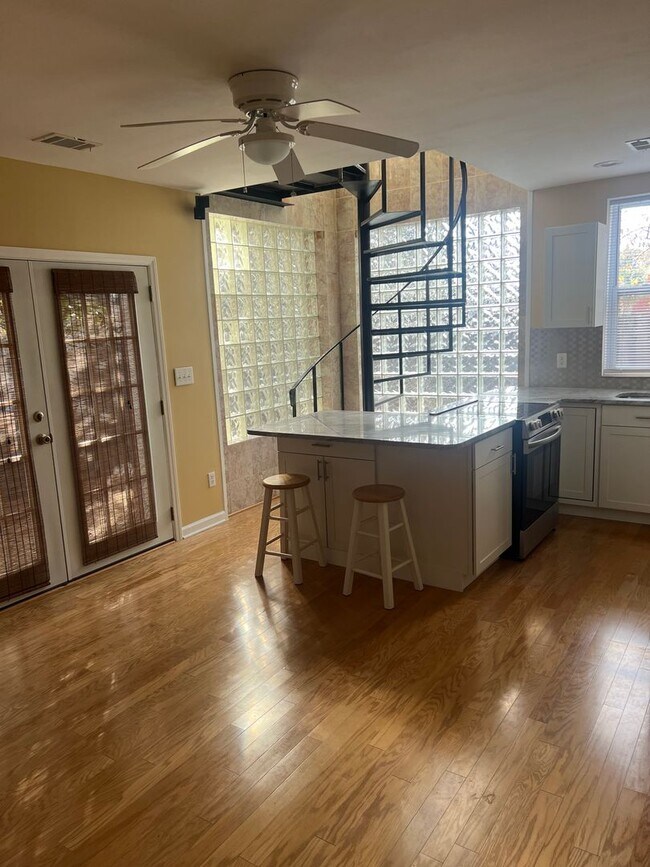 Building Photo - Unique find! Beautiful 1 bedroom/1.5 bath - Walking distance to the beach!