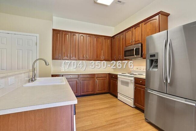 Building Photo - Beautiful House One-story with open floor ...
