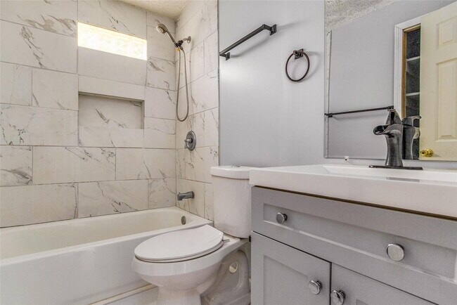 Foto del edificio - Charming 3-Bedroom Home with Spacious Yard in Pensacola – Section 8 Welcome!