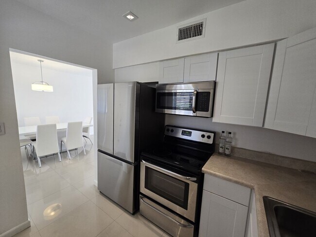 Foto del edificio - 2-Bed, 2-Bath Miami Condo in HOA Community – Pool, Laundry On-Site