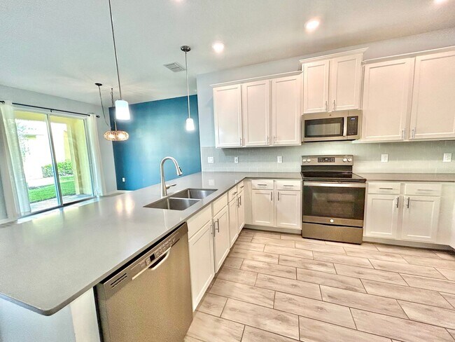 Building Photo - Upscale 3Beds/2.5Baths Townhouse living in...