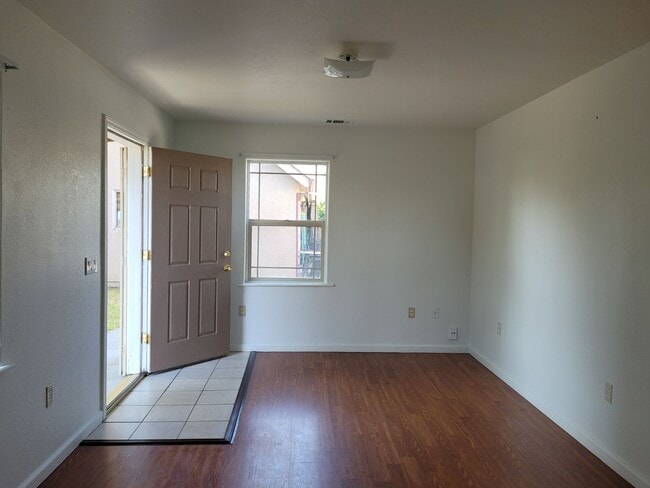 Foto del edificio - 585 South Ave