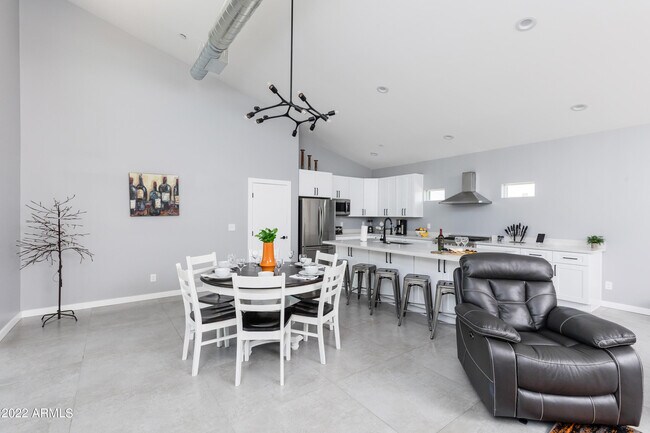 Foto del edificio - 3043 N 85th Pl