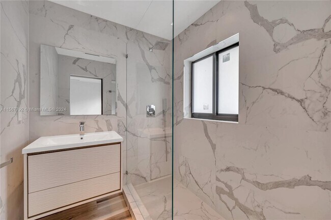 Foto del edificio - 7833 Fowler St