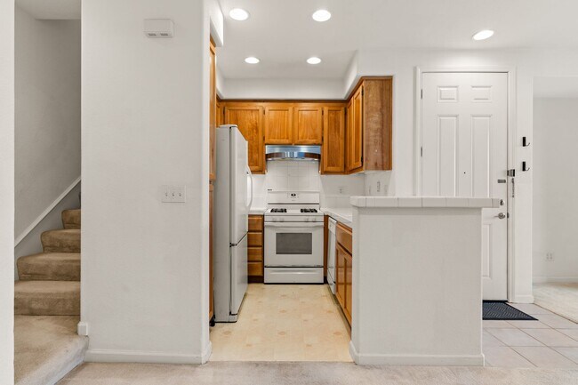 Building Photo - Modern, Private 2 Bed/2 Bath Townhouse wit...