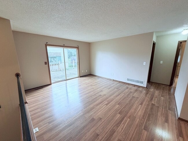 Building Photo - Versatile Oakdale Home Featuring 2 Kitchens, Sun Deck & Mother-in-Law Suite!