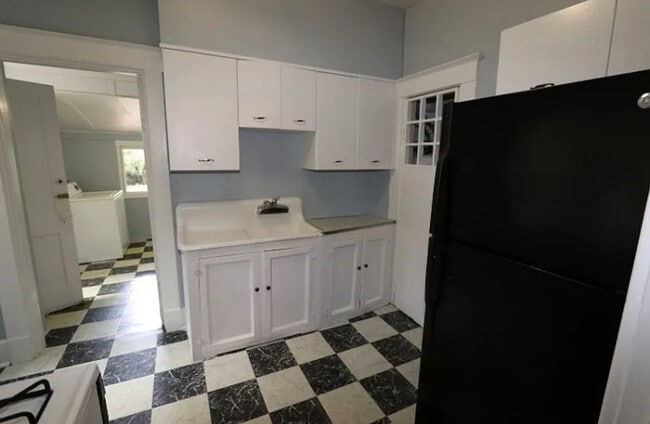 Building Photo - 142 S Humes St