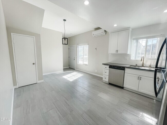 Foto del edificio - 1119 W Exposition Blvd