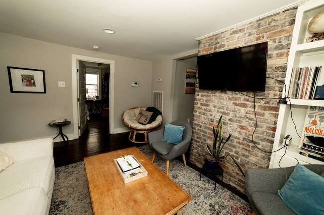 Building Photo - Charming 3-Bedroom Furnished Home – Walk t...