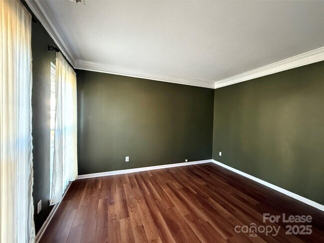 Building Photo - 111 Foxtail Dr