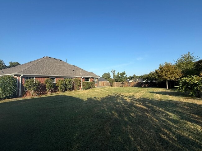 Building Photo - Spacious 3 BR/2BA Home + Formal Dining Roo...