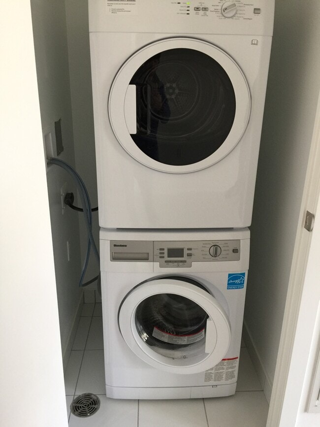 Building Photo - 501-501 St Clair Ave W