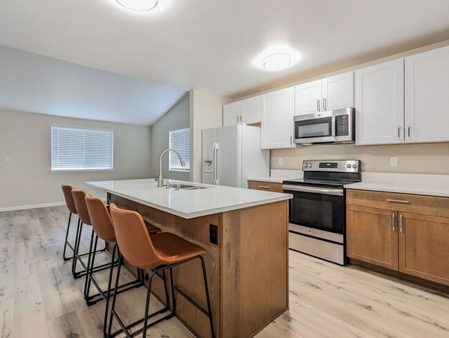 Building Photo - Move in Ready 3bd/2.5bth Townhome in great central location!