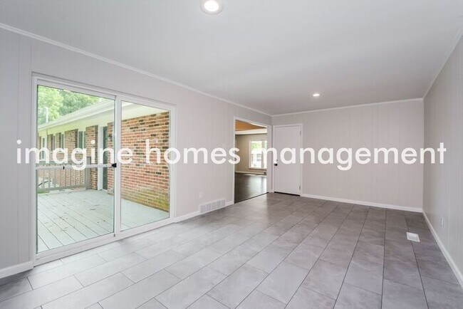 Building Photo - 3 Bed 2 Bath Newly-Renovated and Pet-Frien...