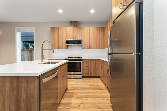 Foto del edificio - 2022 Build -Almost Brand New 3 br 2.5 bth Home with hardwoods, fenced yard and backs to greenspace !