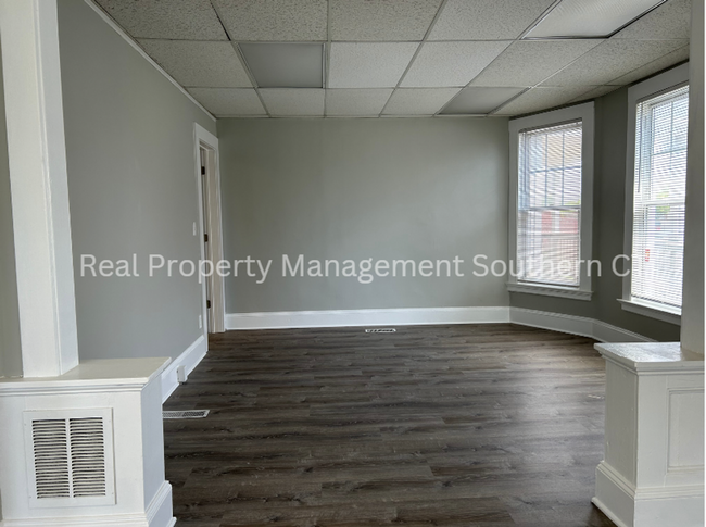 Building Photo - Newly Renovated 3 Bedroom  Apartment in Ha...