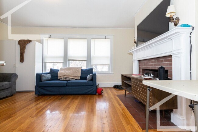 Building Photo - 9/1 Huge 4BR/2BA near Comm Ave, Brighton C...
