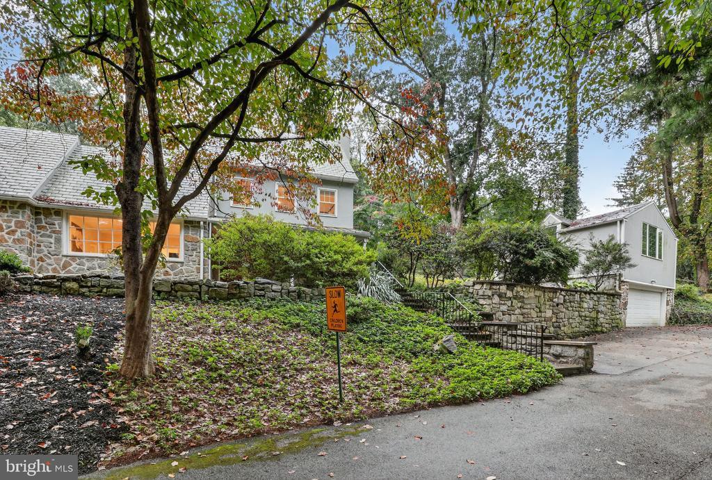 Primary Photo - 829 Bryn Mawr Ave