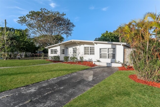 Building Photo - 1571 NE 44th St