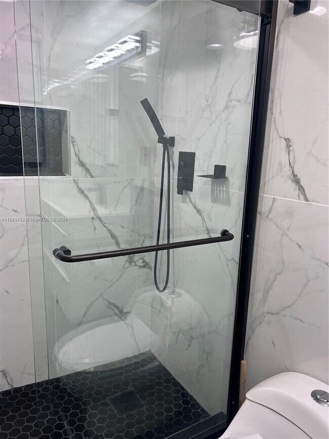 Foto del edificio - 2860 Somerset Dr